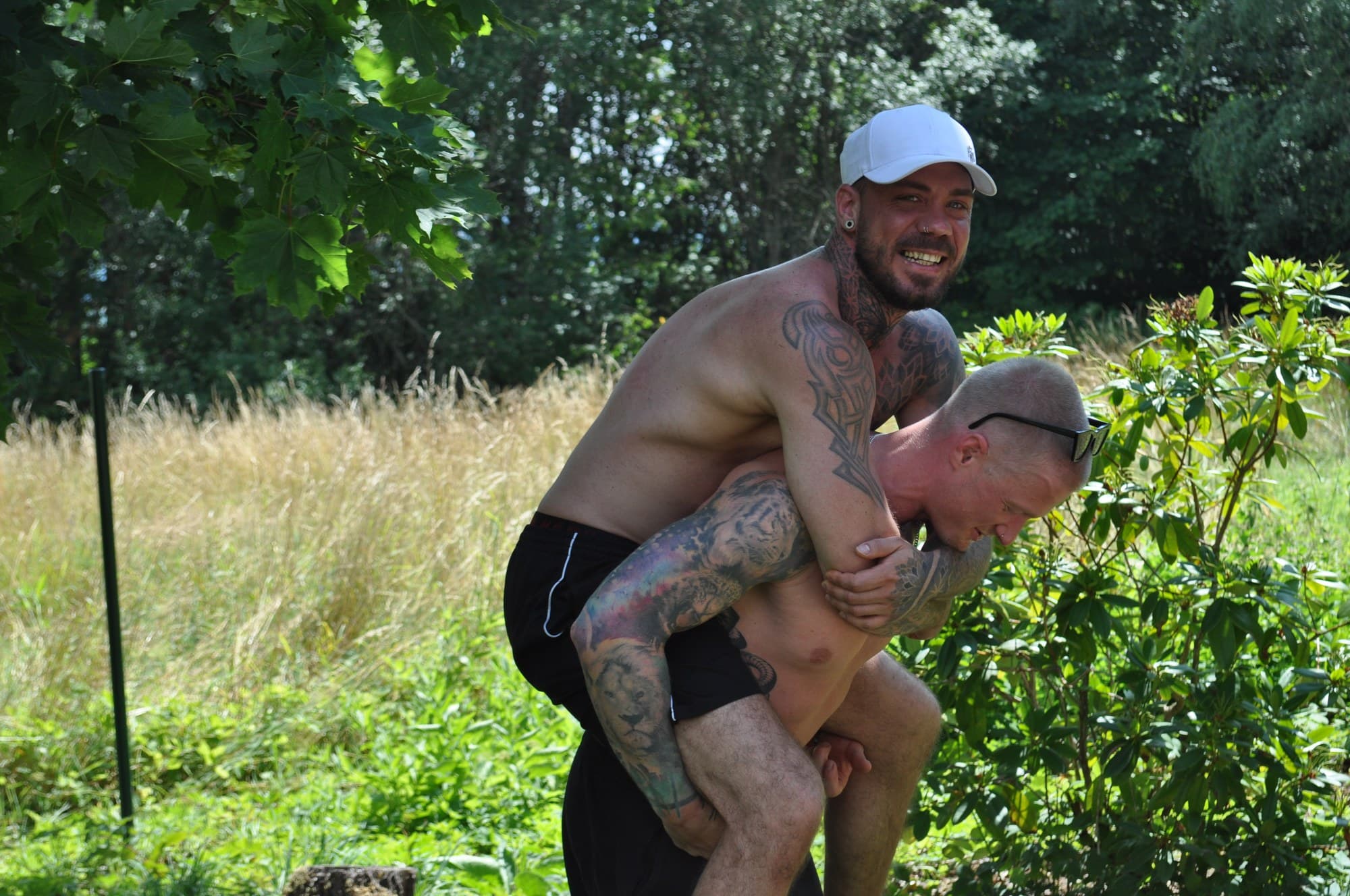 Dominik huckepack bei Max