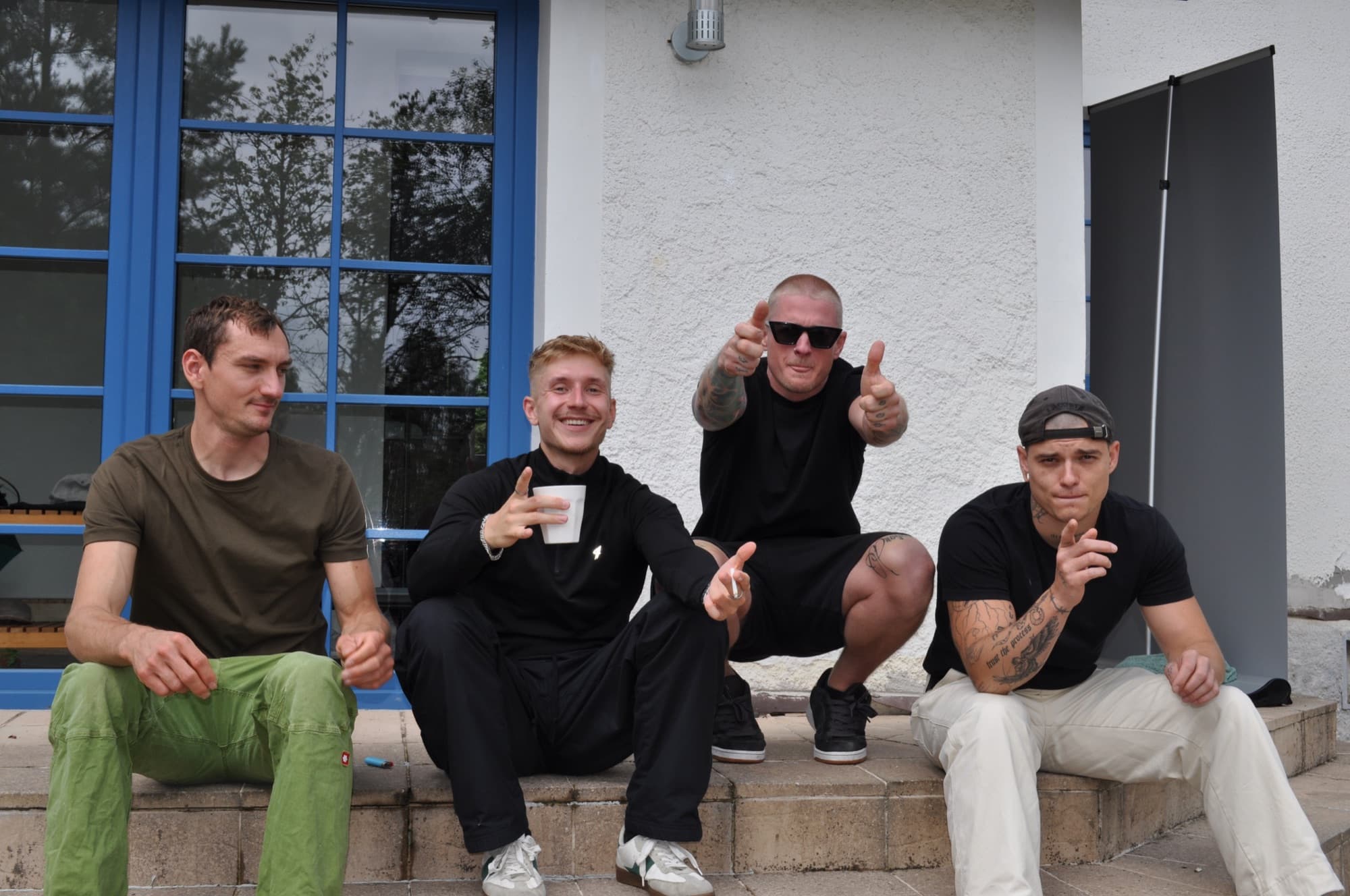 Erik, Max, Ulli und Justin auf den Stufen vor dem Haus