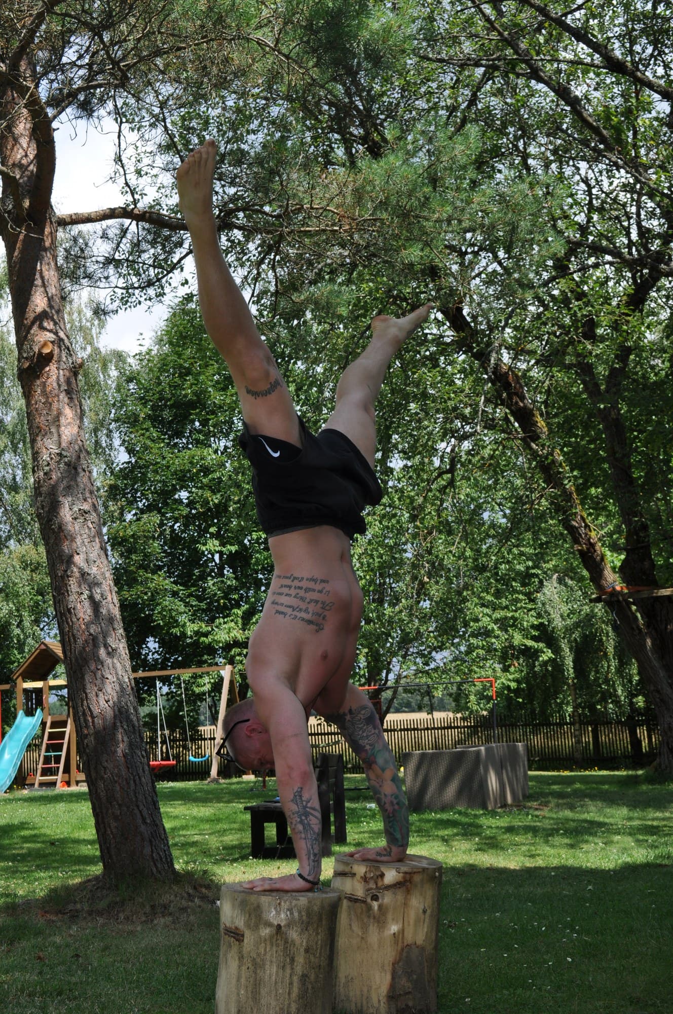 Max im Handstand auf zwei Baumstümpfen